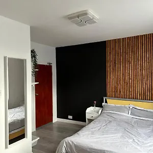 Guest house Modern En Bedroom Close To City Centre